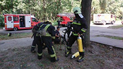 Пожежники працюють на місці вибуху, Харків Пожежники працюють на місці вибуху, Харків