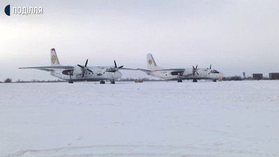 Хмельницькі підприємці переконані, що доставка товару літаками користувалася б попитом і запроваджувати її варто було ще кілька років тому. Фото: Суспільне. Поділля. Хмельницькі підприємці переконані, що доставка товару літаками користувалася б попитом і запроваджувати її варто було ще кілька років тому. Фото: Суспільне. Поділля.