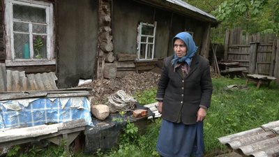 Єдина жителька села Селище Семенівської громади на прикордонні Чернігівщини Ганна Войток біля хати, травень 2024 рік Єдина жителька села Селище Семенівської громади на прикордонні Чернігівщини Ганна Войток біля хати, травень 2024 рік