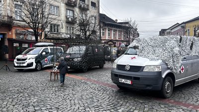 У Мукачеві на Закарпатті презентують евакуаційні машини для фронту