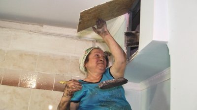 Раз на рік, перед опалювальним сезоном, Євгенія Гурбан чистить грубку, якою взимку топить у хаті. Раз на рік, перед опалювальним сезоном, Євгенія Гурбан чистить грубку, якою взимку топить у хаті.