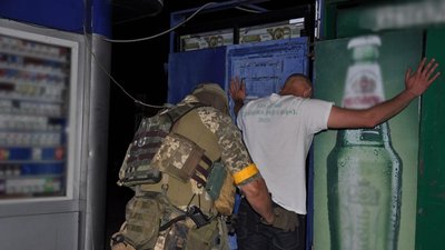 У Черкасах порушникам комендантської години вручили повістки