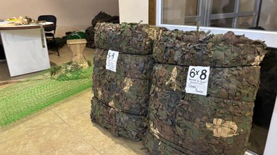 На Волині волонтери три роки плетуть маскувальні сітки для українських військових