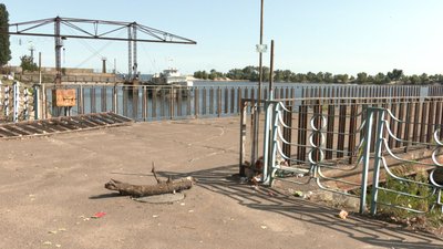 У Черкасах дівчина упала в каналізаційний люк У Черкасах дівчина упала в каналізаційний люк