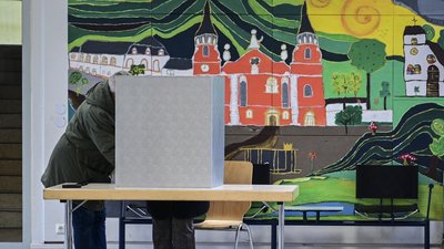 Люди голосують на виборах до Бундестагу у німецькому містечку Прюм 23 лютого 2025 року