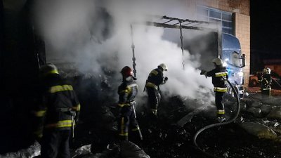 У Рівному вночі згоріла вантажівка з деревним вугіллям