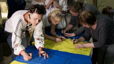 Одеські волонтери за три місяці зв’язали півтисячі маскувальних сіток. ФОТО Одеські волонтери за три місяці зв’язали півтисячі маскувальних сіток. ФОТО