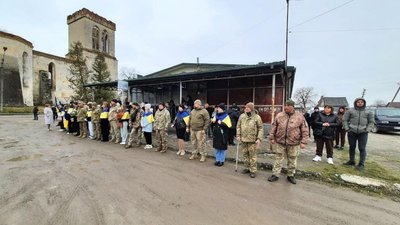Жителі громади зустрічають з полону бійця Тараса Соколовського Жителі громади зустрічають з полону бійця Тараса Соколовського