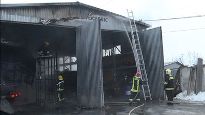 У Луцьку на СТО сталася пожежа: загорілася вантажівка У Луцьку на СТО сталася пожежа: загорілася вантажівка