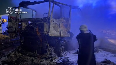 Загинула людина, троє поранені: на Одещині після атаки горіли вантажівки Загинула людина, троє поранені: на Одещині після атаки горіли вантажівки