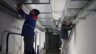 Працівники виконують роботи з облаштування підземної школи в Дергачах