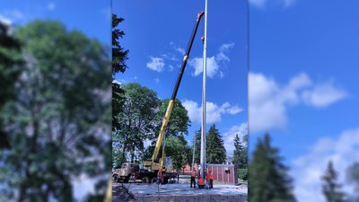 У Батурині почали встановлювати 30-метровий флагшток