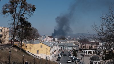 У Чернівцях на одній із вулиць горять автомобільні шини У Чернівцях на одній із вулиць горять автомобільні шини