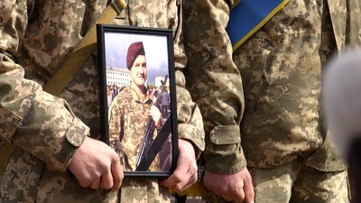 У Житомирі попрощалися з двома десантниками – Артемом Пастовенським і Максимом Богдановичем У Житомирі попрощалися з двома десантниками – Артемом Пастовенським і Максимом Богдановичем