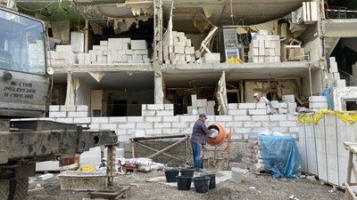 У Харкові відновлюють п'ятиповерхівку, яку пошкодила російська ракета У Харкові відновлюють п'ятиповерхівку, яку пошкодила російська ракета