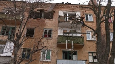 Пошкоджені житлові будинки і паркан церкви. Окупанти вкотре обстріляли мирні райони Чернігова Пошкоджені житлові будинки і паркан церкви. Окупанти вкотре обстріляли мирні райони Чернігова