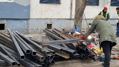 У Кропивницькому в будинку, де стався вибух, почали ставити пластикові вікна та укріплюють підвал У Кропивницькому в будинку, де стався вибух, почали ставити пластикові вікна та укріплюють підвал