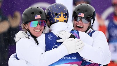 Збірна США з лижної акробатики святкує "золото" у командних змаганнях