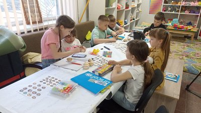 "Свою писанку передам татові": у Тернополі для родин захисників організували майстерклас