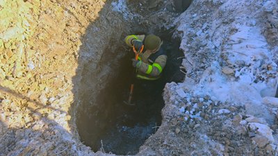 Усі роботи виконують вручну через морози: на прикордонні Чернігівщини ліквідовують порив мережі водовідведення
