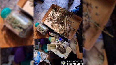 Під час обшуків виявили наркотики та гранату: на Чернігівщині затримали чоловіка, якого підозрюють у наркоторгівлі Під час обшуків виявили наркотики та гранату: на Чернігівщині затримали чоловіка, якого підозрюють у наркоторгівлі