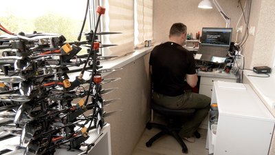 Вінницький вчитель збирає дрони-камікадзе для оборонців Вінницький вчитель збирає дрони-камікадзе для оборонців