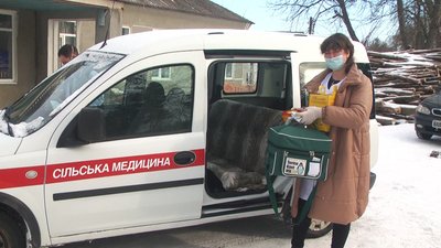 "Термоконтейнер із вакциною, тонометр та пульсоксиметр". Як працює мобільна бригада на Вінниччині