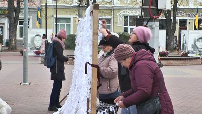 У Хмельницькому місцеві та переселенці плетуть маскувальні сітки просто неба. 10 листопада 2022 рік У Хмельницькому місцеві та переселенці плетуть маскувальні сітки просто неба. 10 листопада 2022 рік