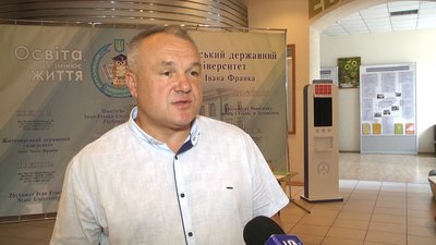 У Житомирі 30 претендентів на посади держслужбовців складали іспит з української мови У Житомирі 30 претендентів на посади держслужбовців складали іспит з української мови