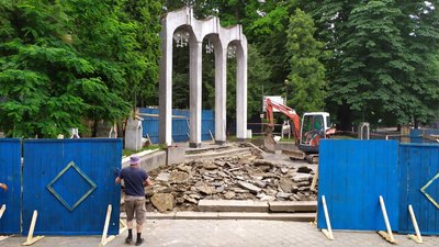 У рівненському парку почали ремонт вхідної арки. Що зроблять і скільки це коштує У рівненському парку почали ремонт вхідної арки. Що зроблять і скільки це коштує