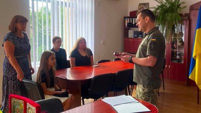 У Мукачеві дружині загиблого прикордонника вручили медаль "Захисника Вітчизни»