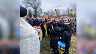 На Чернігівщині попрощалися з трьома бійцями, які загинули під час бойових дій на Донеччині та Луганщині На Чернігівщині попрощалися з трьома бійцями, які загинули під час бойових дій на Донеччині та Луганщині