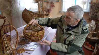 Майструє, коли вимикають світло: вчитель з Черкащини повторив ремесло діда
