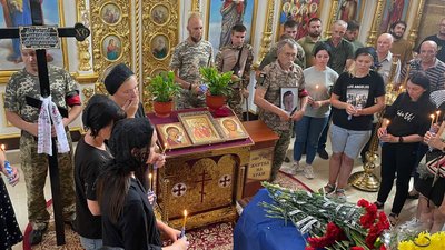 "Не йди, синочку, не йди". У Сумах попрощалися із захисником Олександром Мамасуєвим "Не йди, синочку, не йди". У Сумах попрощалися із захисником Олександром Мамасуєвим