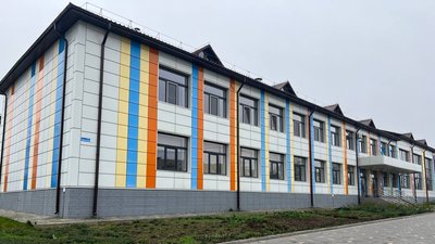 "Ми сумували за школою". У Криворізькому районі Дніпропетровщини відновлюють очне навчання "Ми сумували за школою". У Криворізькому районі Дніпропетровщини відновлюють очне навчання