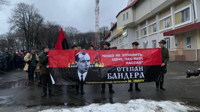У Тернополі проходить смолоскипна хода пам'яті Степана Бандери У Тернополі проходить смолоскипна хода пам'яті Степана Бандери
