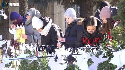 Хмельничани вийшли вшанувати пам'ять Героїв Небесної Сотні із власноруч вирізаними паперовими янголами. Фото: Суспільне. Поділля. Хмельничани вийшли вшанувати пам'ять Героїв Небесної Сотні із власноруч вирізаними паперовими янголами. Фото: Суспільне. Поділля.