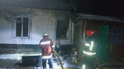 На Житомирщині вогнеборці врятували чоловіка під час пожежі
