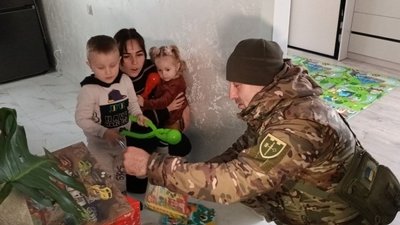 Військові принесли дітям Романа Волошина подарунки у День Миколая