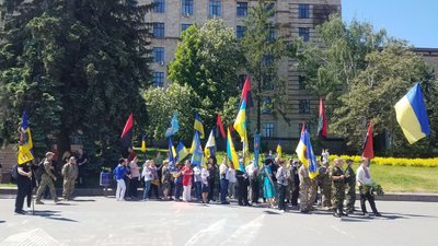 У Дніпрі влаштували ходу до Дня героїв України У Дніпрі влаштували ходу до Дня героїв України