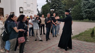 Учасники екскурсії у Свято-Успенський собор і на дзвіницю Учасники екскурсії у Свято-Успенський собор і на дзвіницю