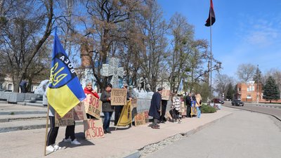 "Не мовчи! Полон вбиває!": в Охтирці на Сумщині відбулася акція на підтримку військовополонених "Не мовчи! Полон вбиває!": в Охтирці на Сумщині відбулася акція на підтримку військовополонених
