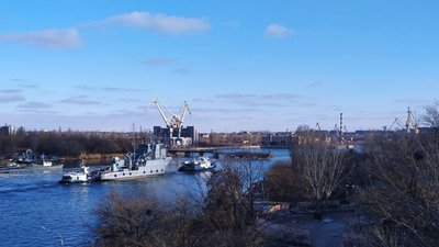У Миколаєві розвели мости: на ремонт зайшов військовий корабель. У Миколаєві розвели мости: на ремонт зайшов військовий корабель.