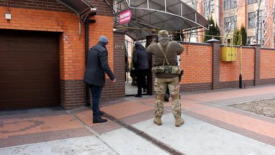 СБУ проводить перевірку в одному з будинків на вул. Берестовській в Сумах