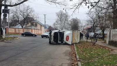 У середмісті Херсона зіткнулись два автомобілі – один з водіїв у лікарні