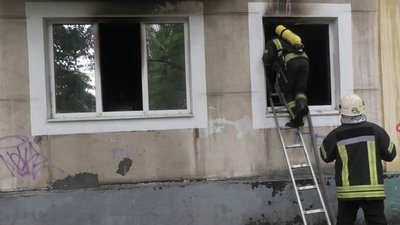 Пожежа у Херсоні: із задимленого будинку врятували двох дівчаток Пожежа у Херсоні: із задимленого будинку врятували двох дівчаток