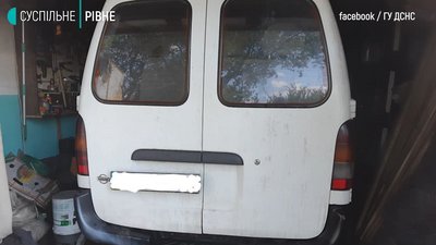 Сусідська іскра: у Рівному загорівся гараж, машину бійці ДСНС врятували Сусідська іскра: у Рівному загорівся гараж, машину бійці ДСНС врятували