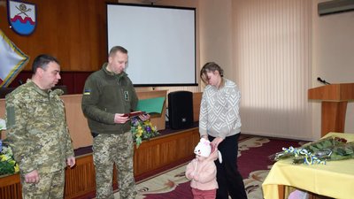 Дружині загиблого вінницького прикордонника вручили орден "За мужність" Дружині загиблого вінницького прикордонника вручили орден "За мужність"