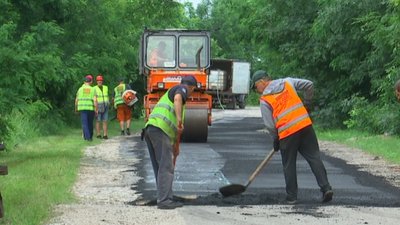 Аби пустити автобус між селами, на Сумщині ремонтують дорогу