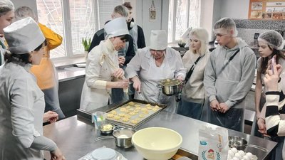 Студенти професійного коледжу на практиці, ілюстративне зображення